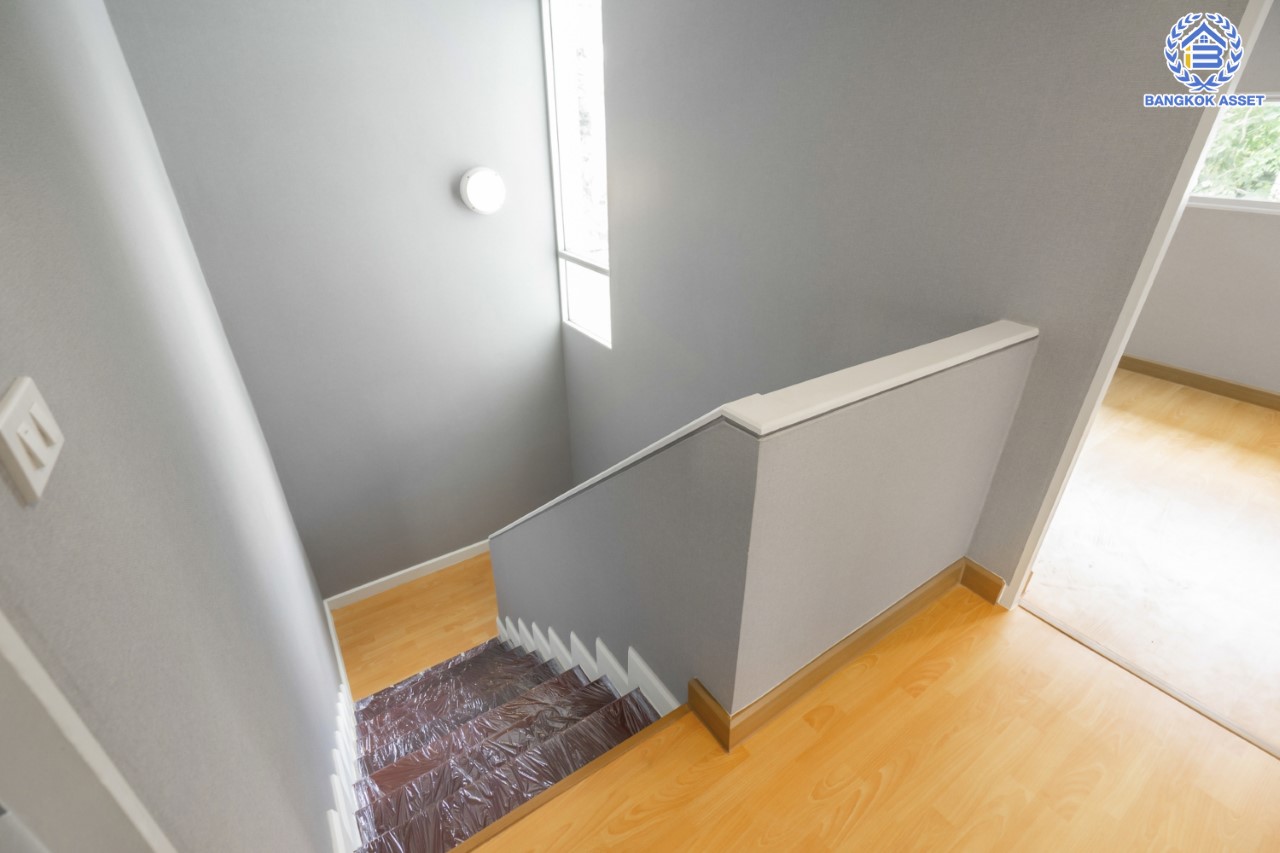 บ้านมือสองตกแต่งใหม่ ม.โนเบิลจีโอ วัชรพล ดีไซน์สุดโดดเด่น เนื้อที่ 54.4 ตร.ว. ฟังก์ชัน 3 ห้องนอน 2 ห้องน้ำ จอดรถได้ 2 คัน บนทำเลเดินทางสะดวก ใกล้เซ็นทรัลรามอินทรา, ห้าแยกวัชรพล, จุดขึ้นทางด่วน "ฉลองรัช" และรถไฟฟ้าสายสีชมพู "สถานีวัชรพล"